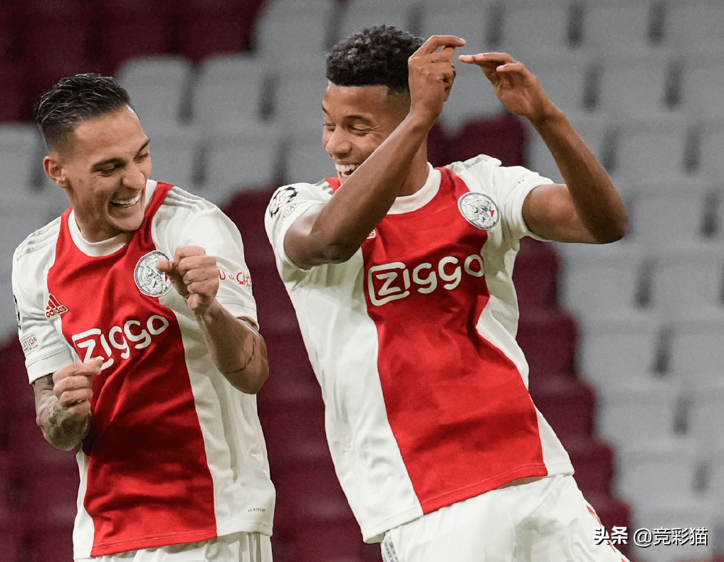 包含赛地聚焦:荷甲赛后热度飙升,夏洛特黄蜂主帅复盘,赛场秩序良好,更衣室氛围转暖的词条 包含赛地聚焦:荷甲赛后热度飙升,夏洛特黄蜂主帅复盘,赛场秩序良好,更衣室氛围转暖的词条