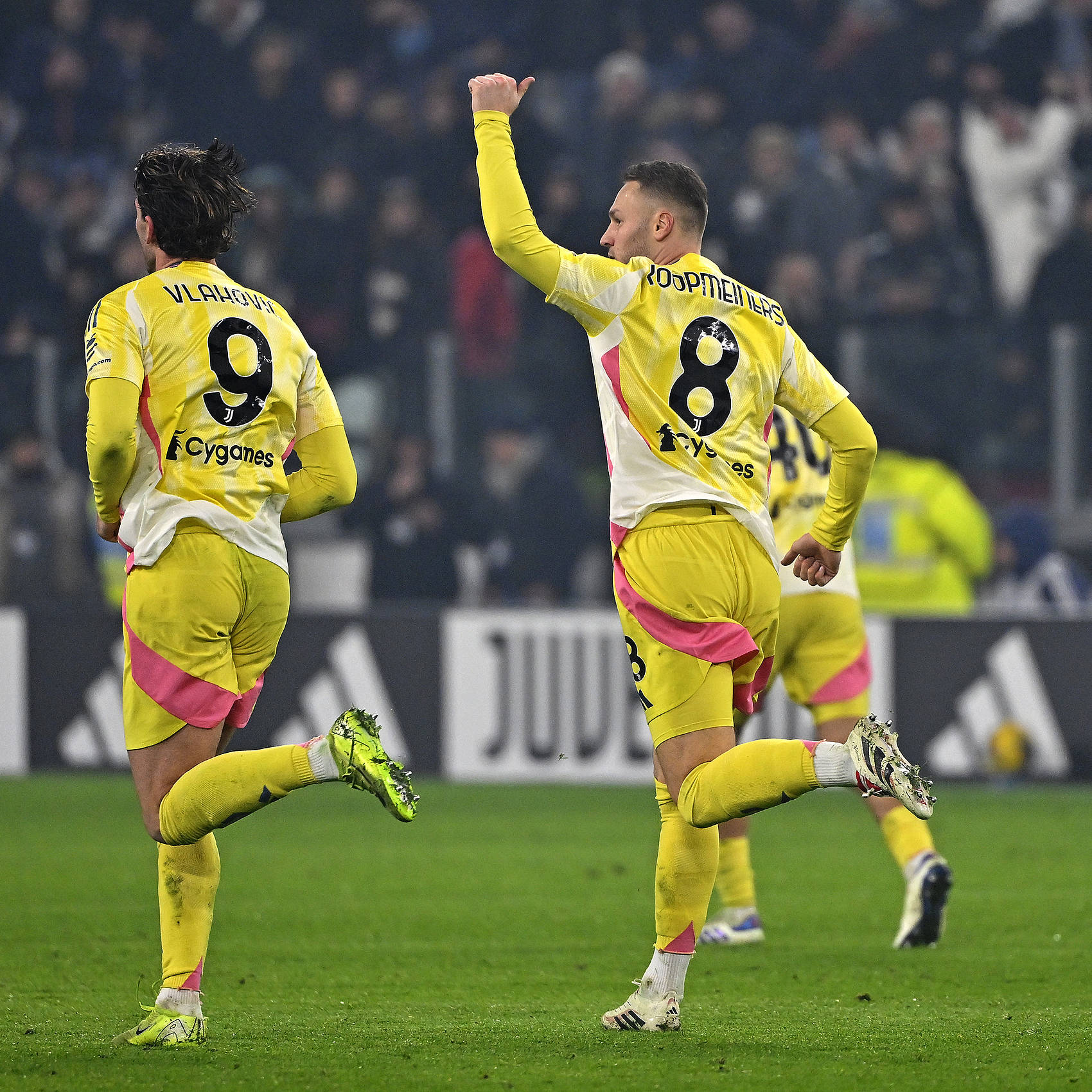 尤文图斯训练开放日,转会期官宣签约引欢呼,意甲在即,身体对抗强度拉满 尤文图斯训练开放日,转会期官宣签约引欢呼,意甲在即,身体对抗强度拉满